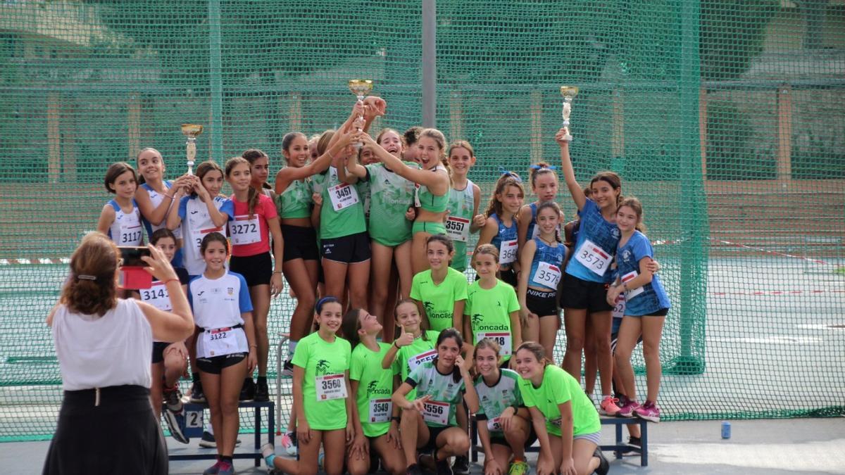 Las chicas del equipo infantil del CA Canals en el podio con el trofeo.