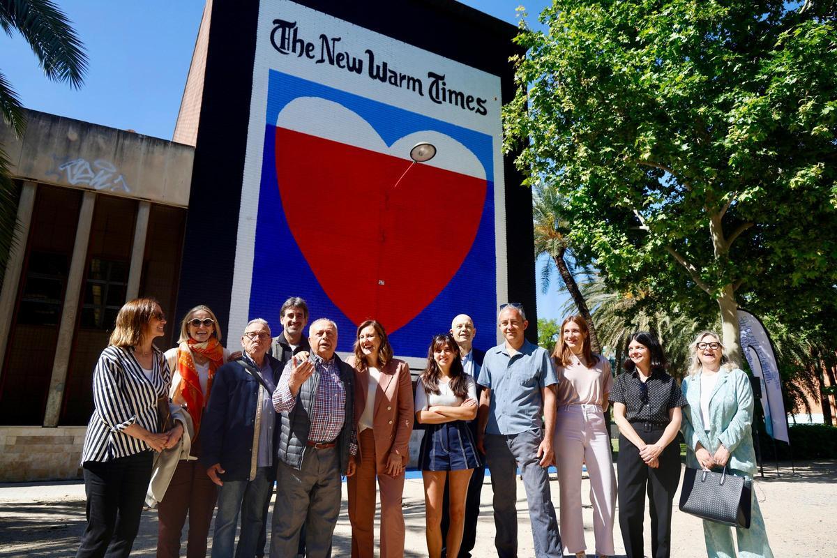 Vecinos, artista y políticos ante el mural de Cachete Jack