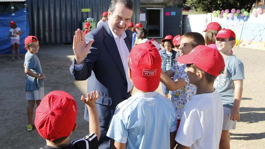 Caballero, ayer, con los participantes de un campamento. // Alba Villar