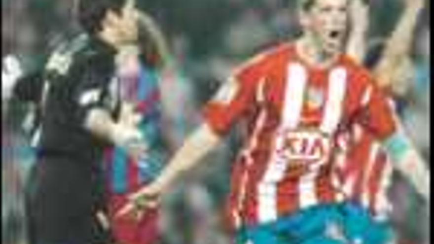 Fernando Torres celebra su primer gol, ante la desesperación de Valdés. / Andreu Dalmau/ Efe