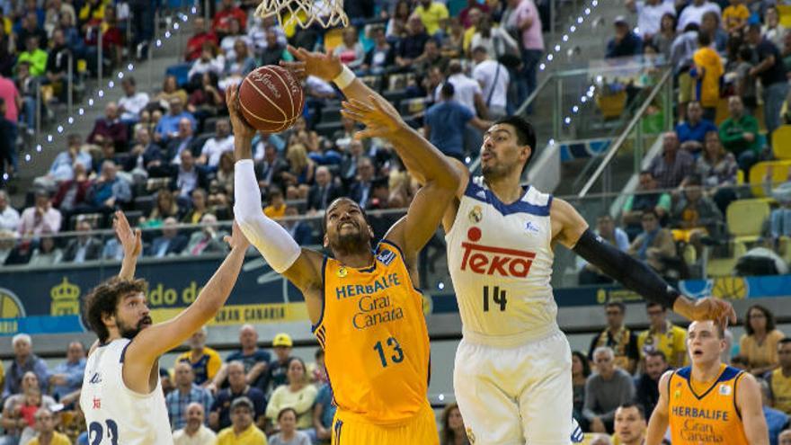 Eulis Báez, ante Gustavo Ayón y Sergio Llull durante el Gran Canaria-Real Madrid de la temporada pasada en el Arena.