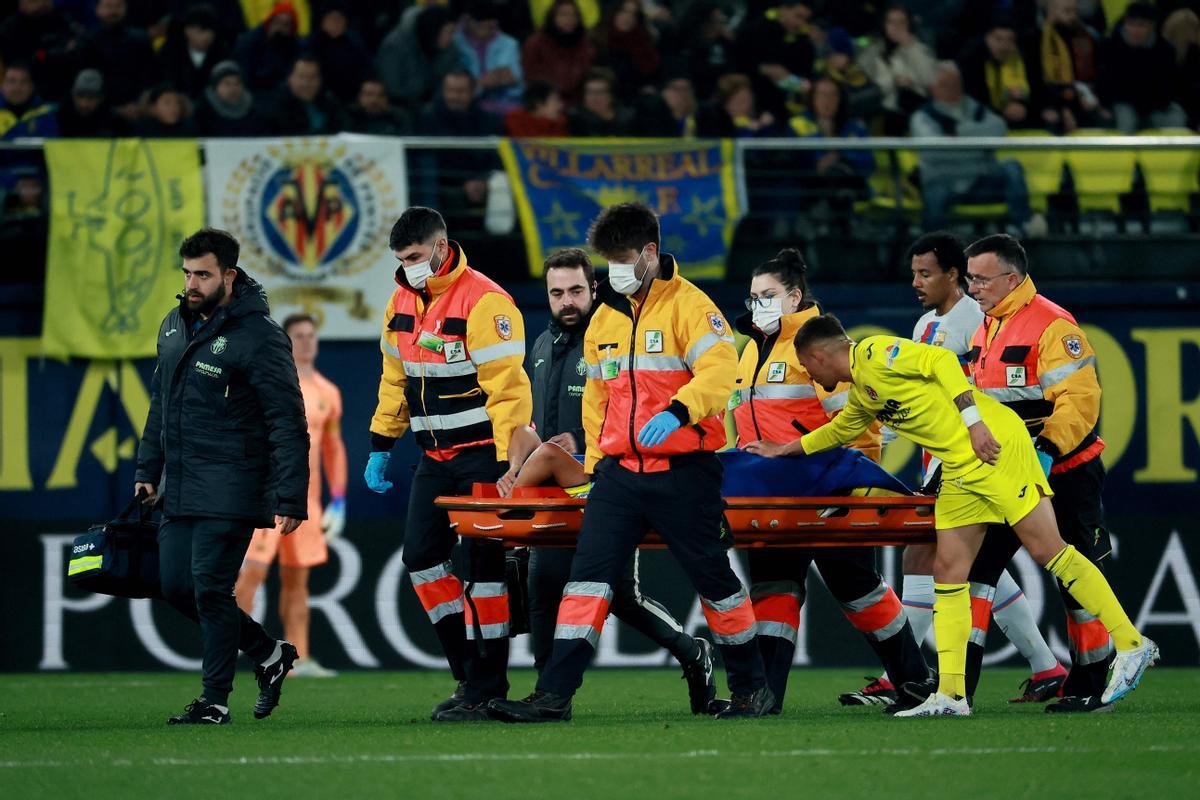Yeremy Pino (d) consuela a Coquelin, que se retira lesionado en camilla en el Villarreal-Barcelona.