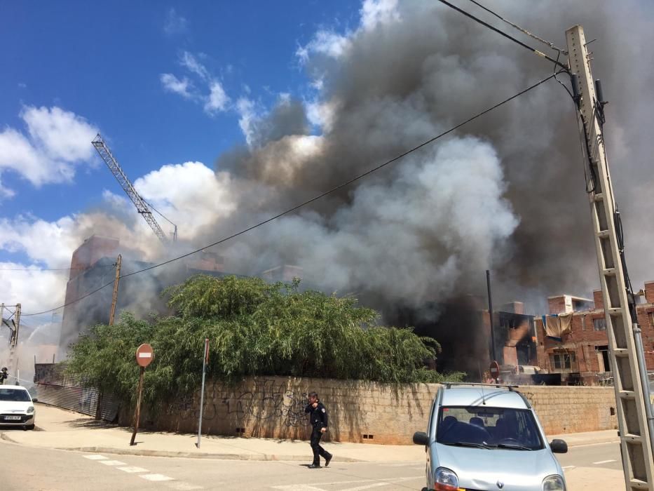 El incendio se declara en un edificio okupado en Es Viver