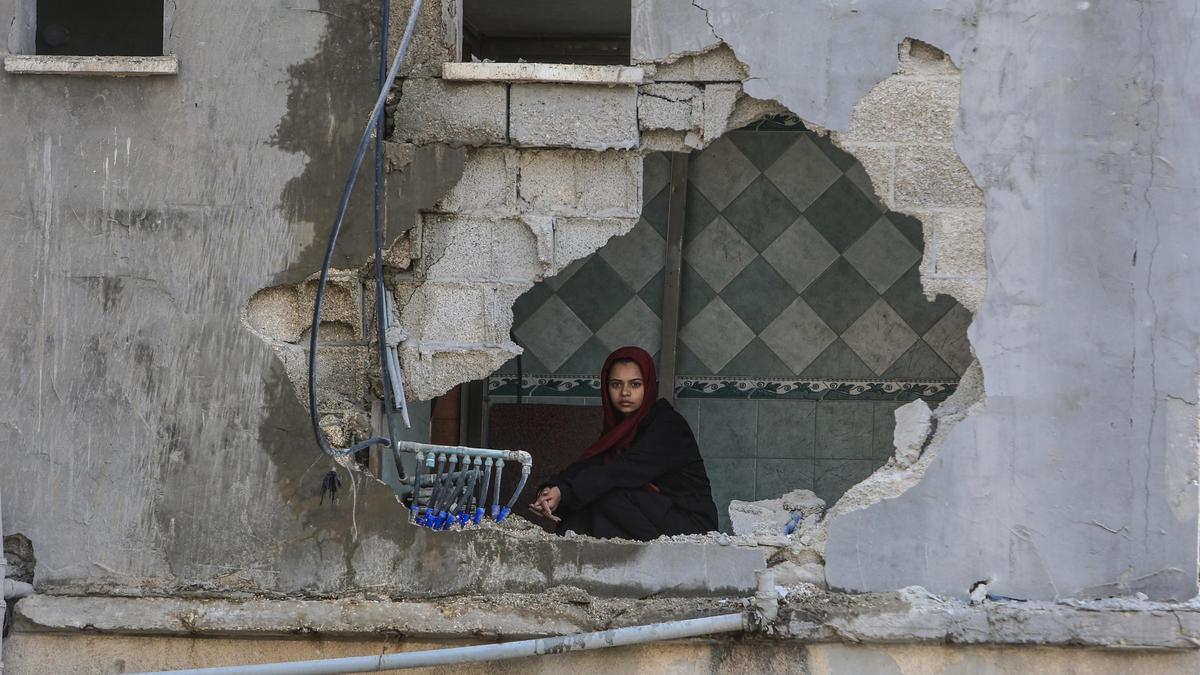 Una joven , en un edificio dañado por un bombardeo de Israel en Rafah.