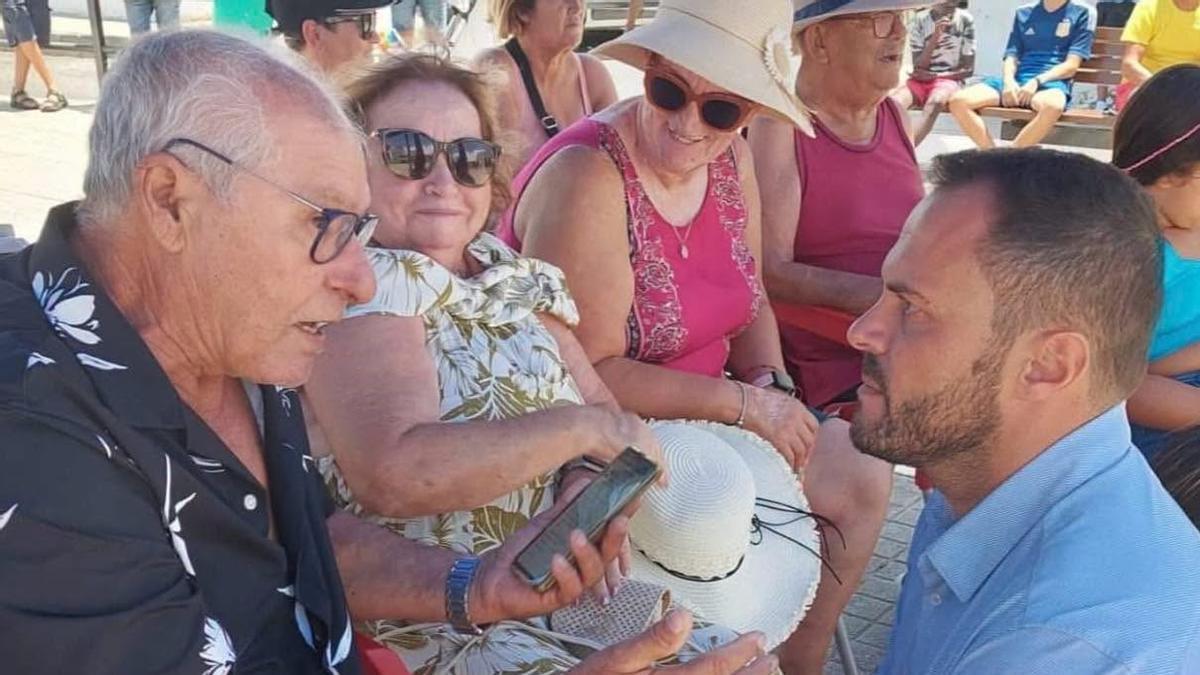 El alcalde de Arrecife, Yonathan de León (d), junto a Melquiades García Montelongo, en una celebración pasada de las fiestas del barrio de Tinasoria