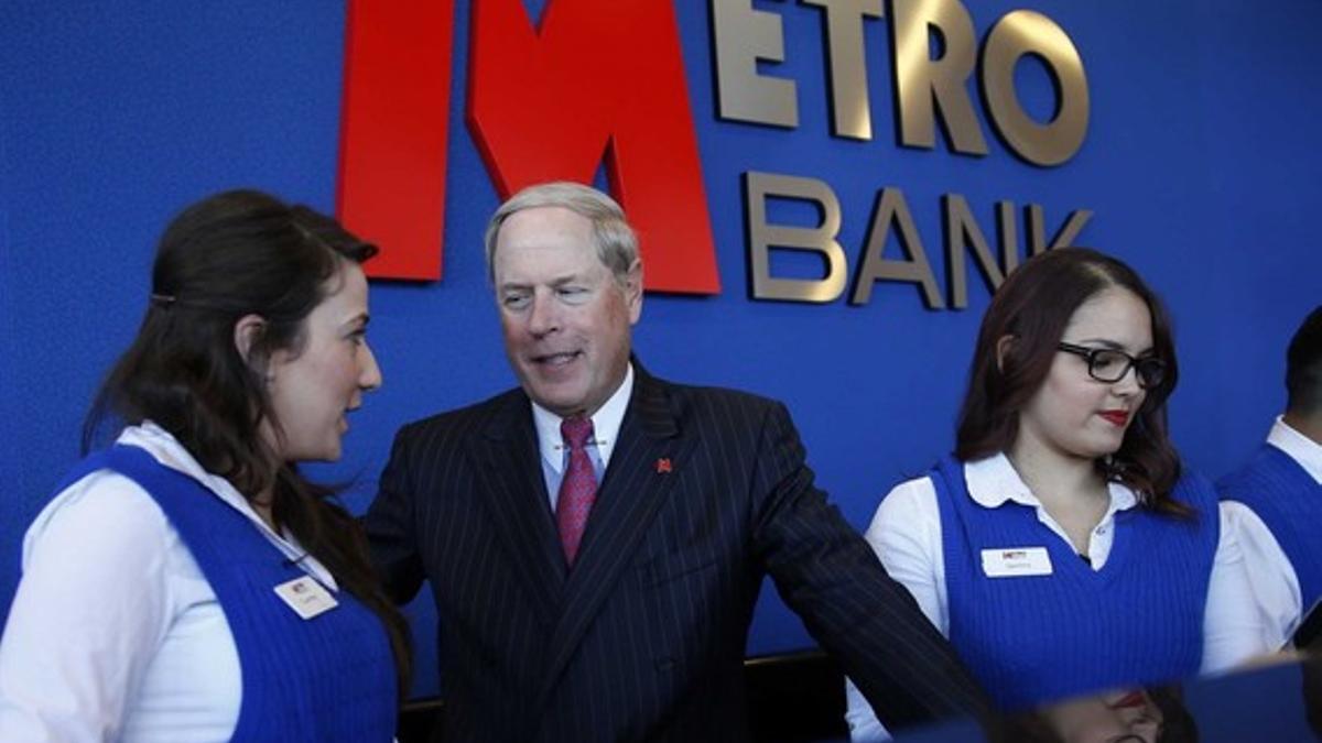 El presidente de Metro Bank, Vernon Hill, charla con una empleada.