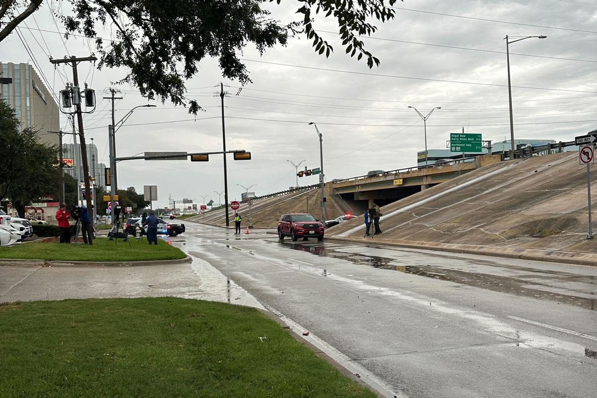 La policía bloquea la autopista cerca de una oficina del Servicio de Inmigración y Control de Aduanas de EEUU tras el tiroteo