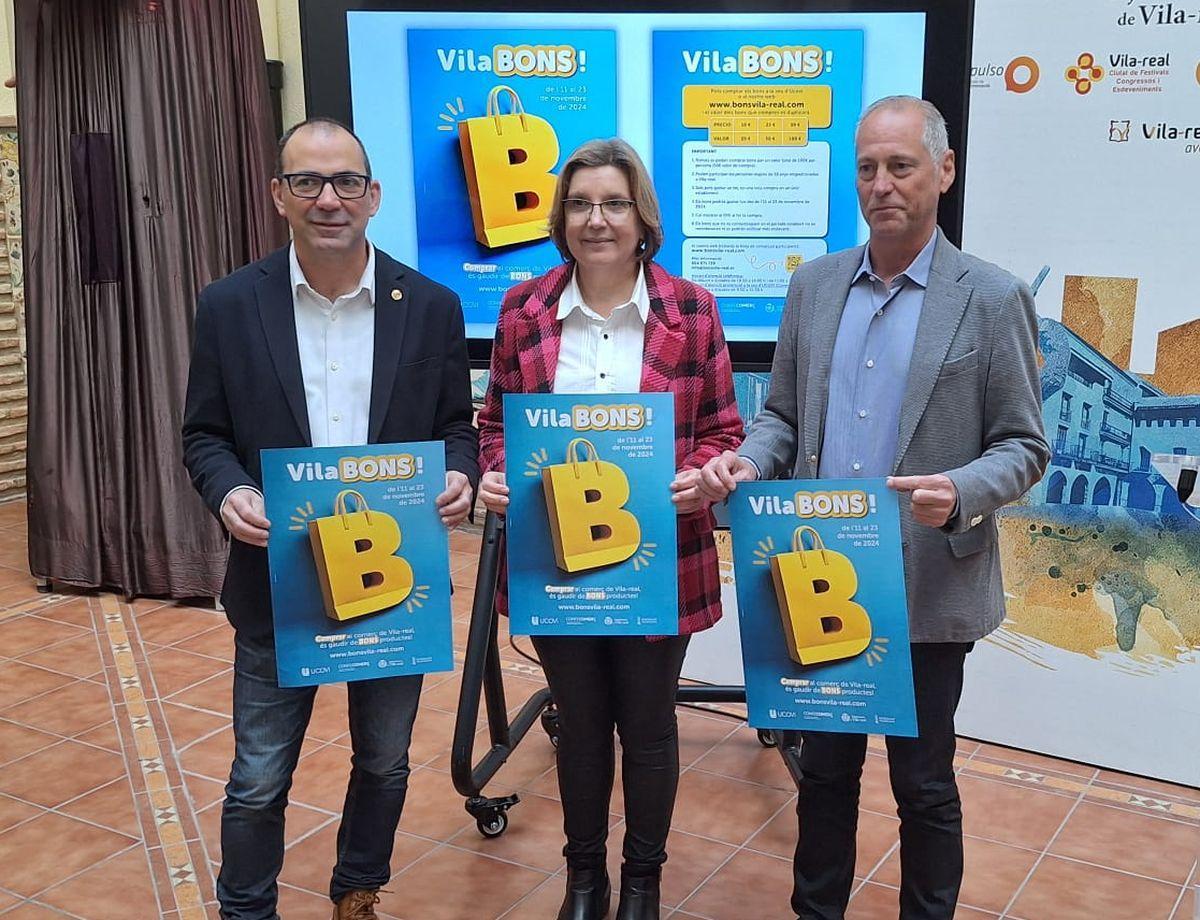 El edil de Comercio, Xus Madrigal, con la secretaria de Ucovi, Tere Esteve, y el técnico del departamento municipal, Lluís Juan.