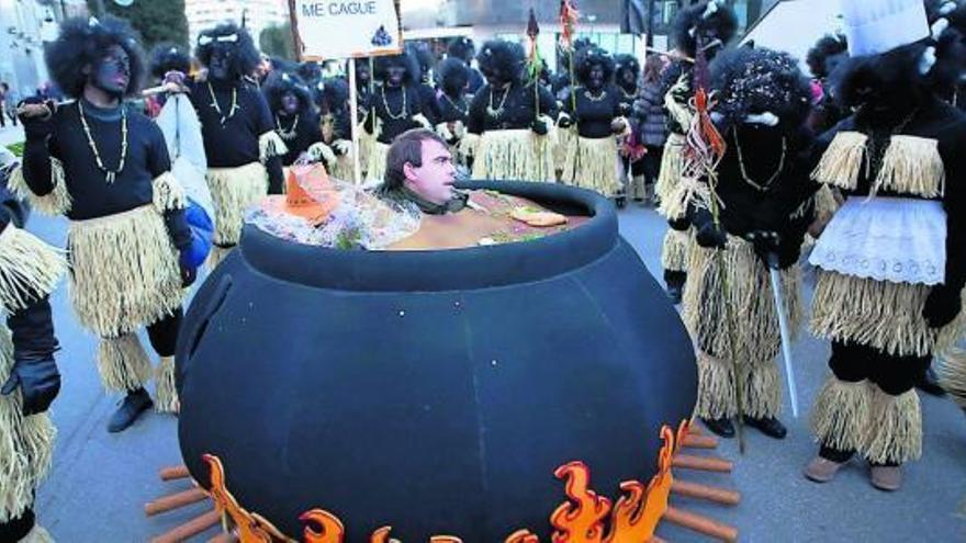 Los «Pando Níbales» desfilando por La Felguera.