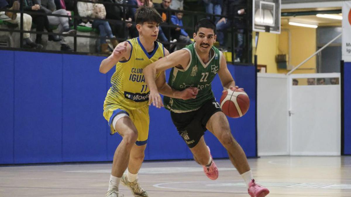 Pau Campaña, amb la pilota, supera Arnau Balta | ALEX GUERRERO