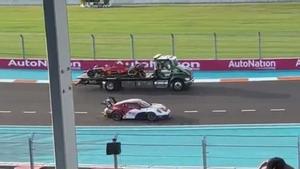 La grúa con el coche de Leclerc, durante los libres de la Porsche Super Cup