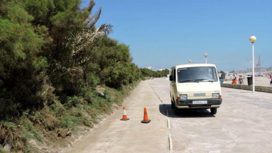 Un camión participa en la limpieza del carril.