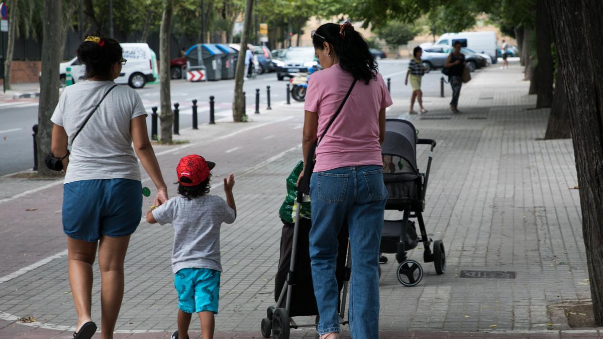 Valencia. Reparto de alimentos a familias con hijos