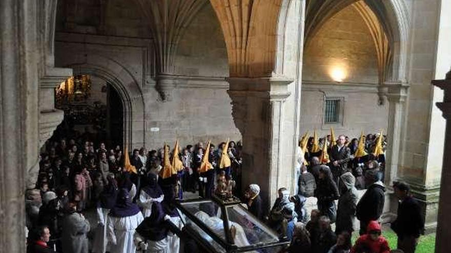 El obispo de Ourense, Leonardo Lemos, durante el Vía Crucis. // Iñaki Osorio