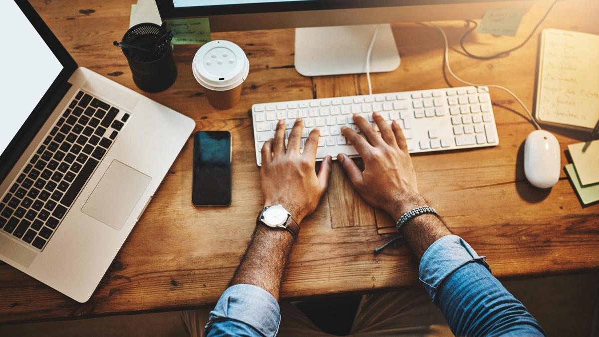 BalanceFormCreative/Shutterstock ¿Debe saber el lector si una noticia ha sido escrita con IA? El reto ético del periodismo moderno