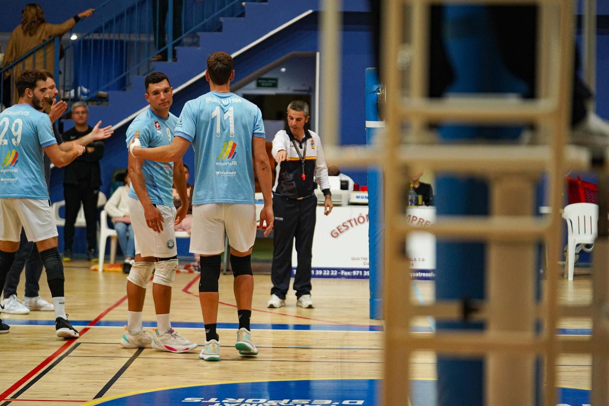 Jugadores de la UD Ibiza Volley se lamentan tras un punto en una imagen de archivo