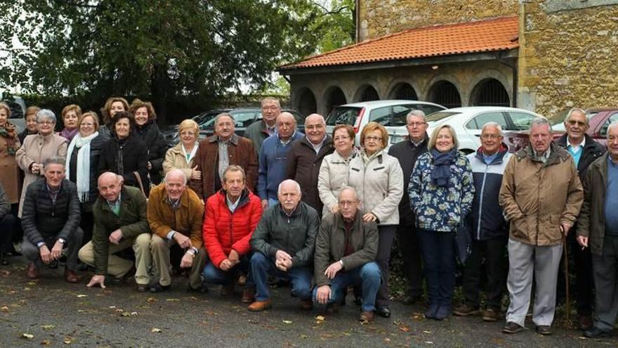 Los quintos de 1968 de la plana mayor del Milán se reúnen en Tiñana