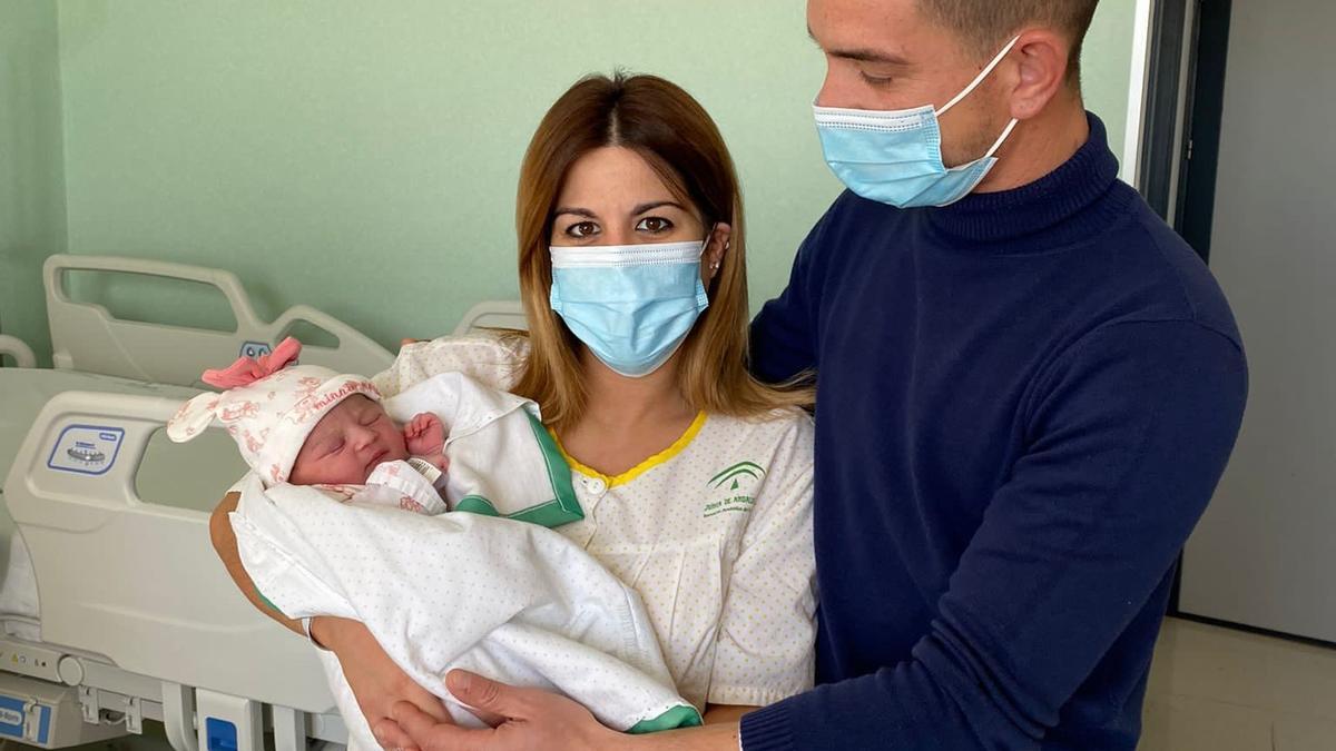 Silvia y Juanfran, con su hija Chloe, en el hospital de Pozoblanco, segundo bebé nacido en Córdoba.