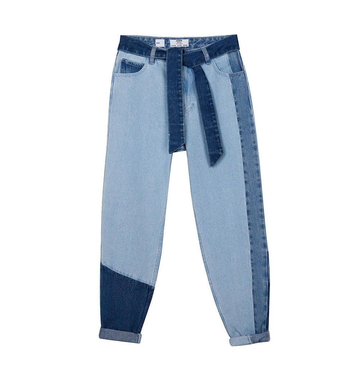Jeans 'mom fit con contrastes de Bershka. (Precio: 29,99 euros. Precio rebajado: 17,99 euros)