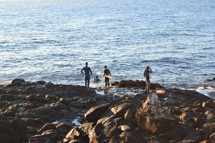 Funcionarios de la cárcel de Tahíche protestan desde el mar frente a La Mareta