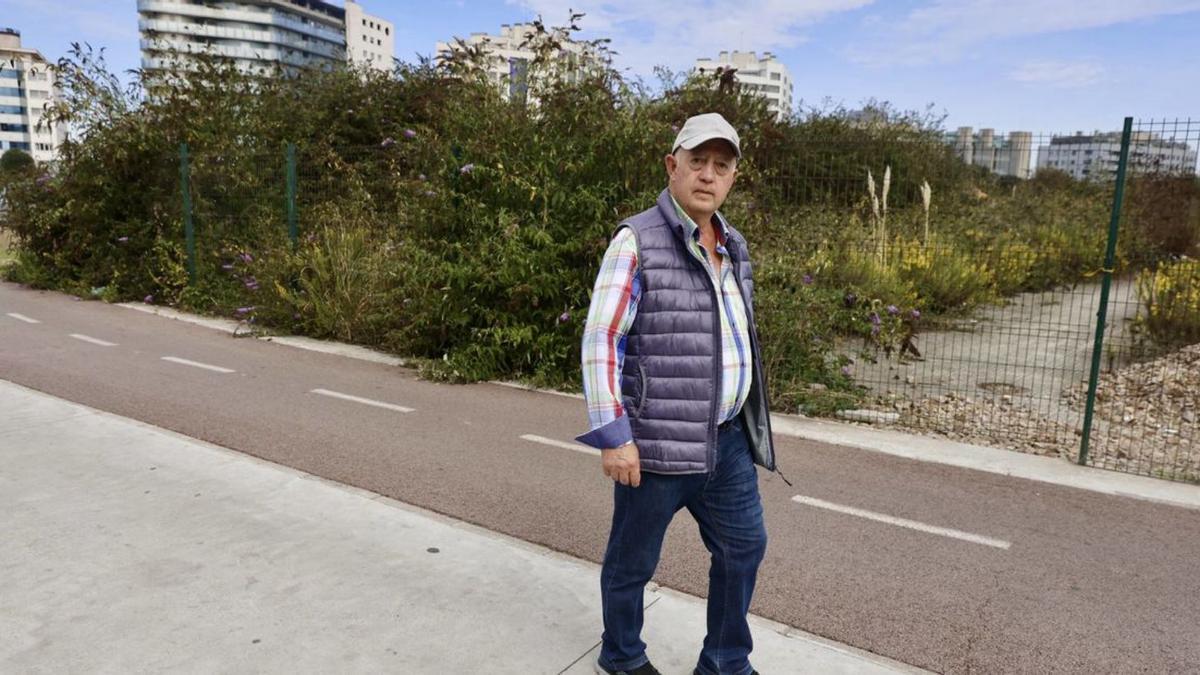 Joaquín Castañeda, con la maleza del Solarón a sus espaldas. | MARCOS LEÓN