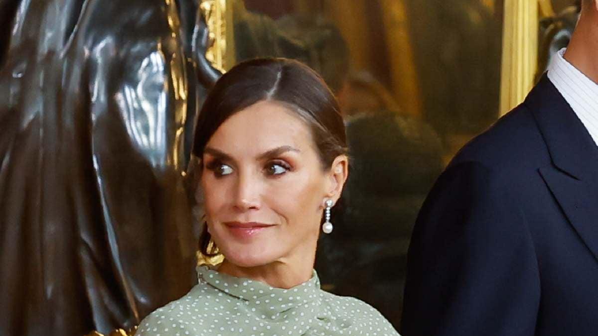 La reina Letizia en el Día de la Hispanidad con vestido de lunares y aberturas de Vogana