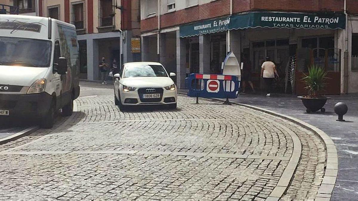 Vuelve el doble sentido del tráfico por el centro de Cudillero