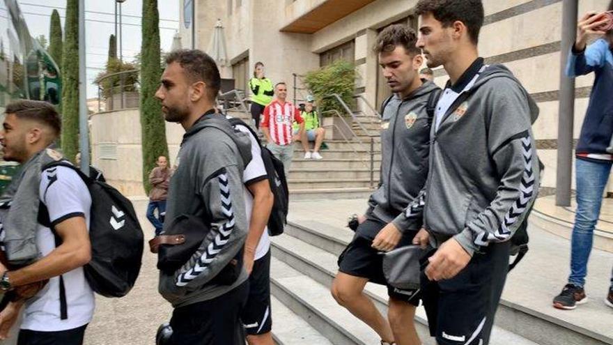 Los jugadores del Elche saliendo del hotel para ir al estadio Montilivi