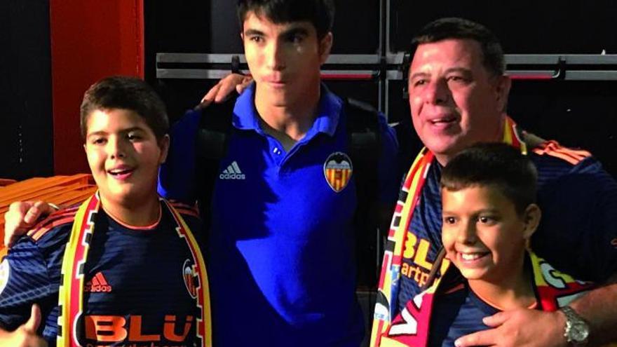 José Luis y sus hijos,
junto a Carlos Soler
.  levante-emv