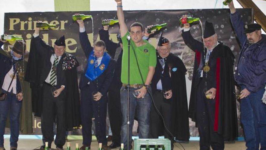 Un escanciado, durante el festival de la primera sidra del año.