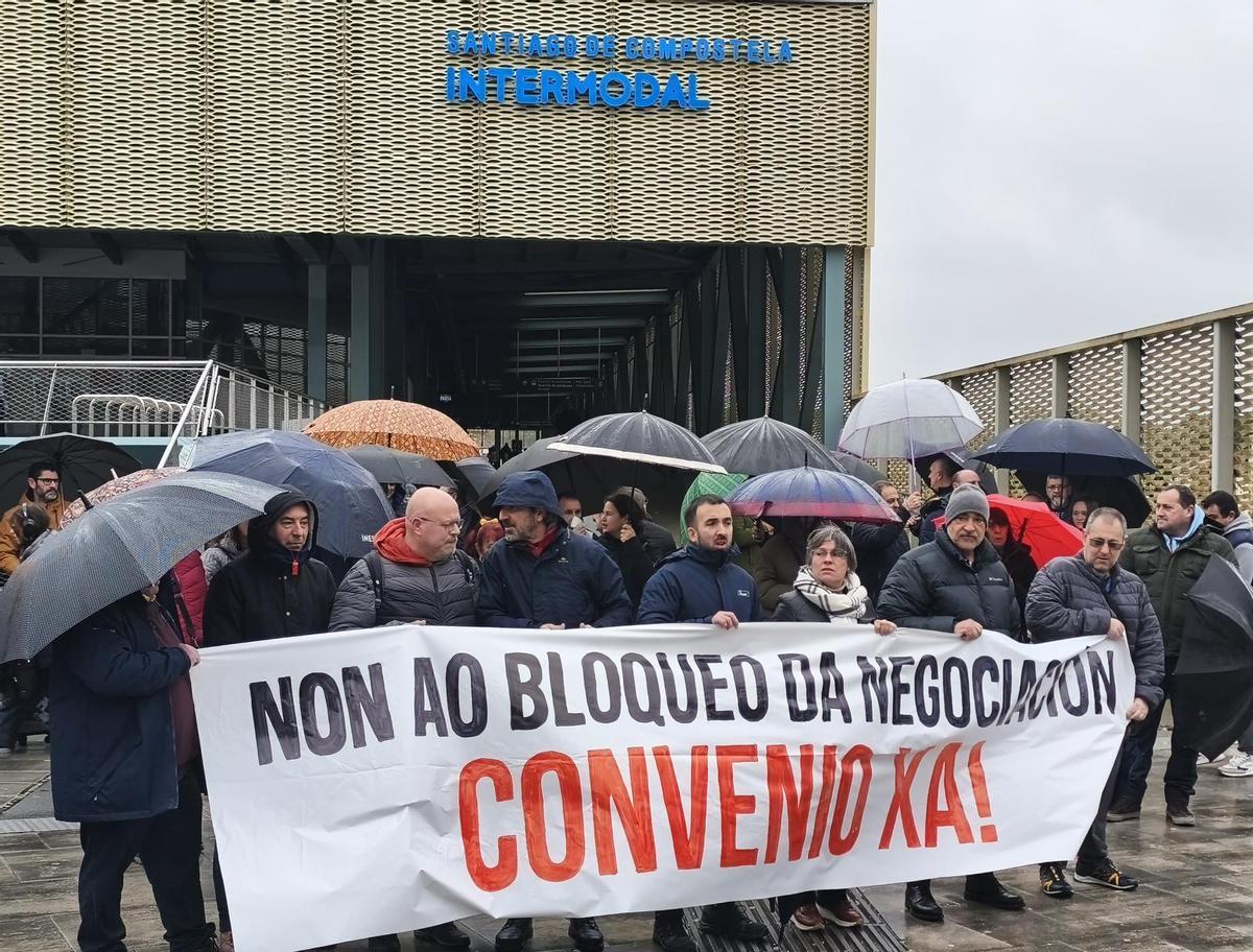 Participantes en la concentración convocada por la CIG en la Intermodal de Santiago antes de la reunión entre patronal y sindicatos.