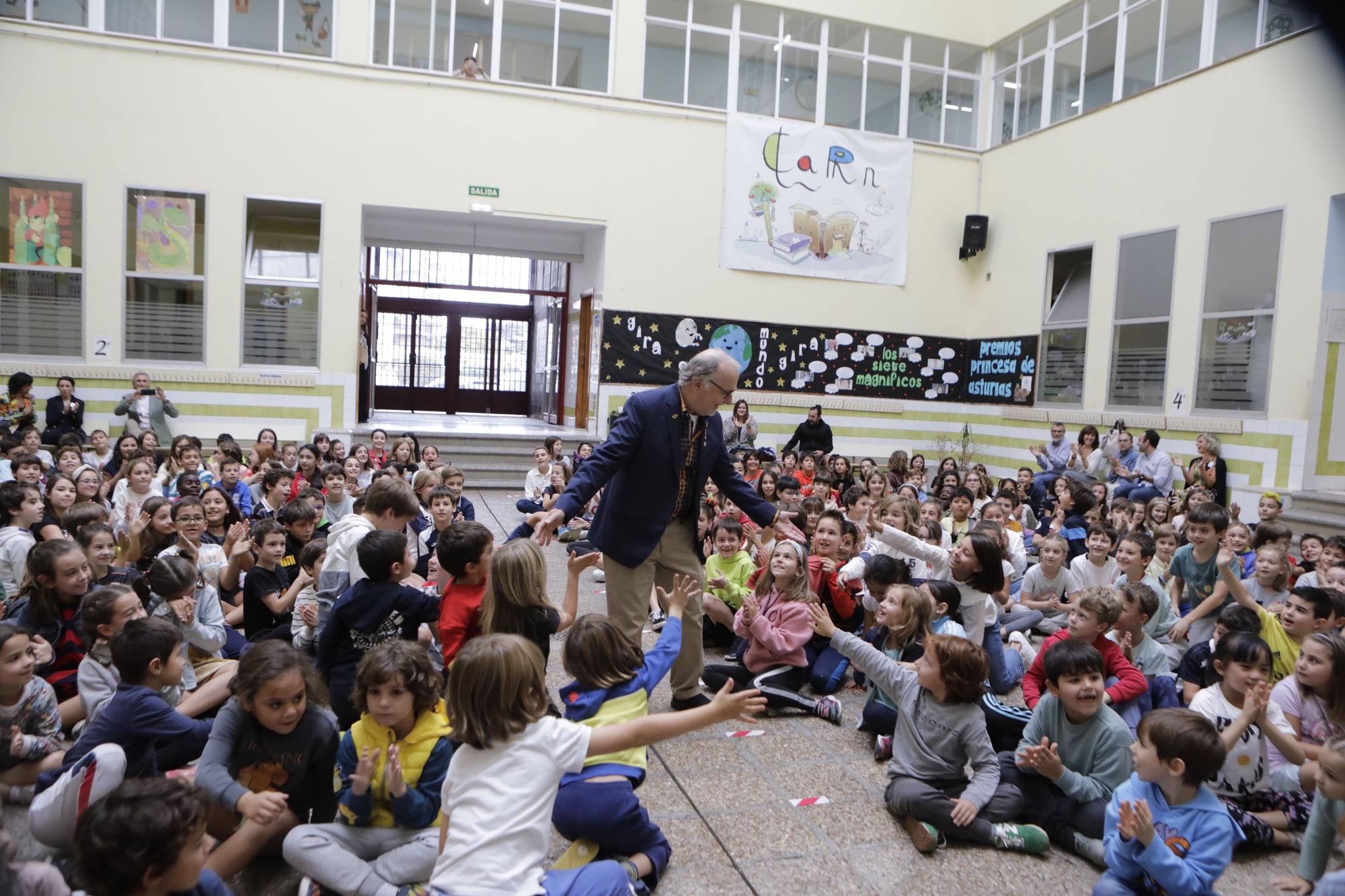 EN IMÁGENES: Philip Felgner, uno de los padres de la vacuna contra el covid, vuelve a Asturias y visita el colegio Clarin en Gijón