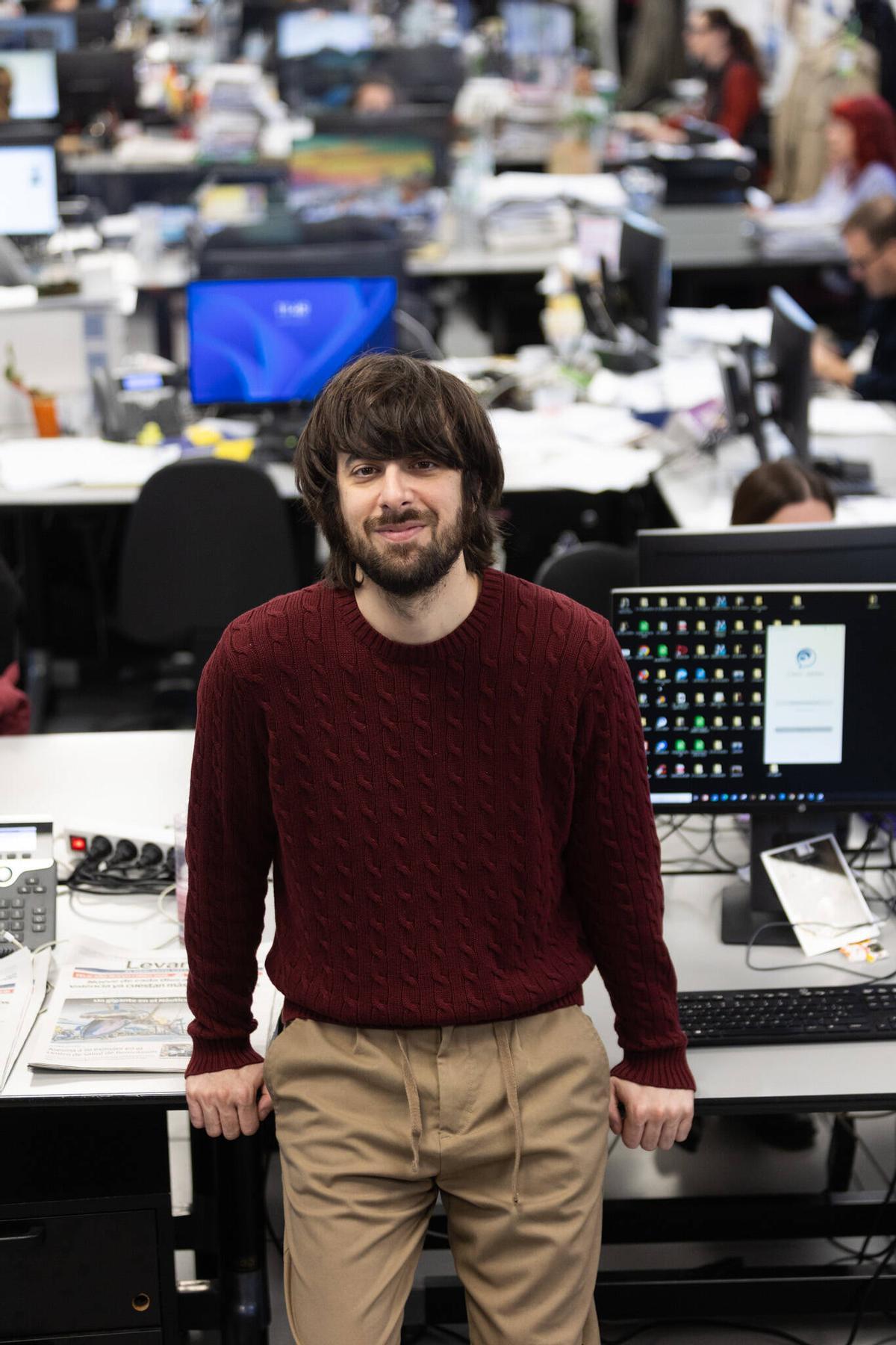 El escritor David Uclés, autor de "La ciudad de las luces muertas", en la redacción de Levante-eMV.