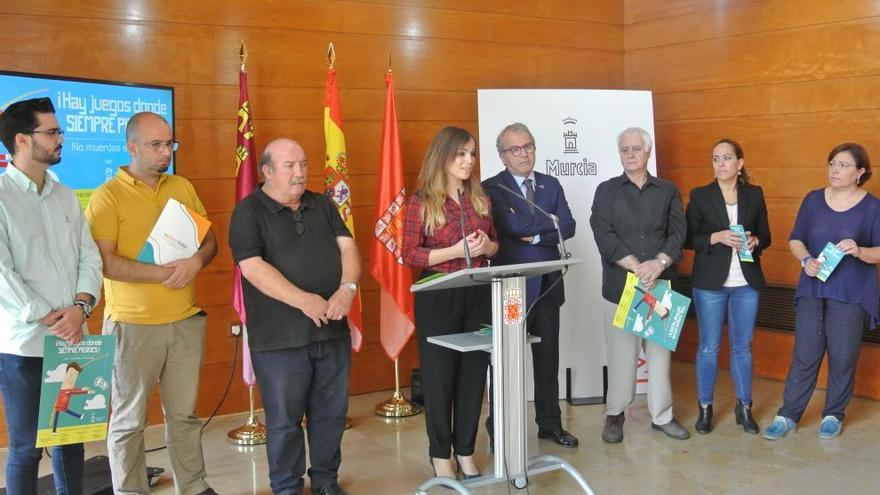 Los concejales Felipe Coello y Rebeca Pérez (c), junto a los representantes de las asociaciones que colaboran                                                                       en la campaña de prevención de la ludopatía en menores.