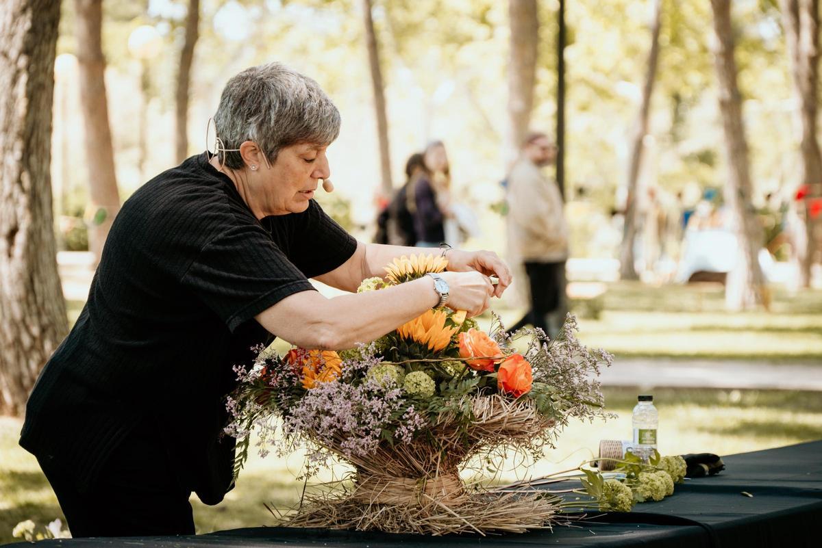 Los asistentes pueden adquirir sus flores favoritas para decorar su hogar.
