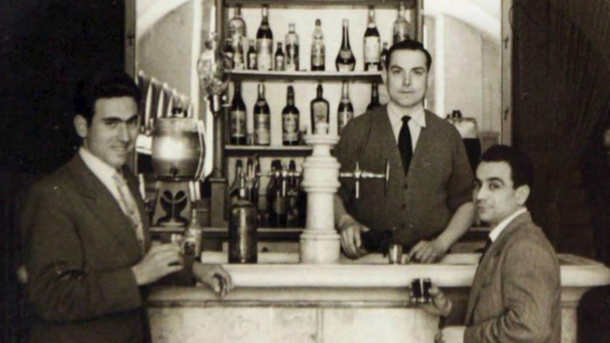 Joaquim Ralita, amb dos clients a principis dels anys 60 del segle XX.