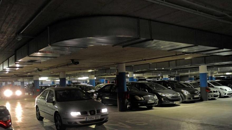Arriba, el aparcamiento de consultas externas, ayer por la mañana. A la izquierda, coches mal aparcados en Prado de la Vega.