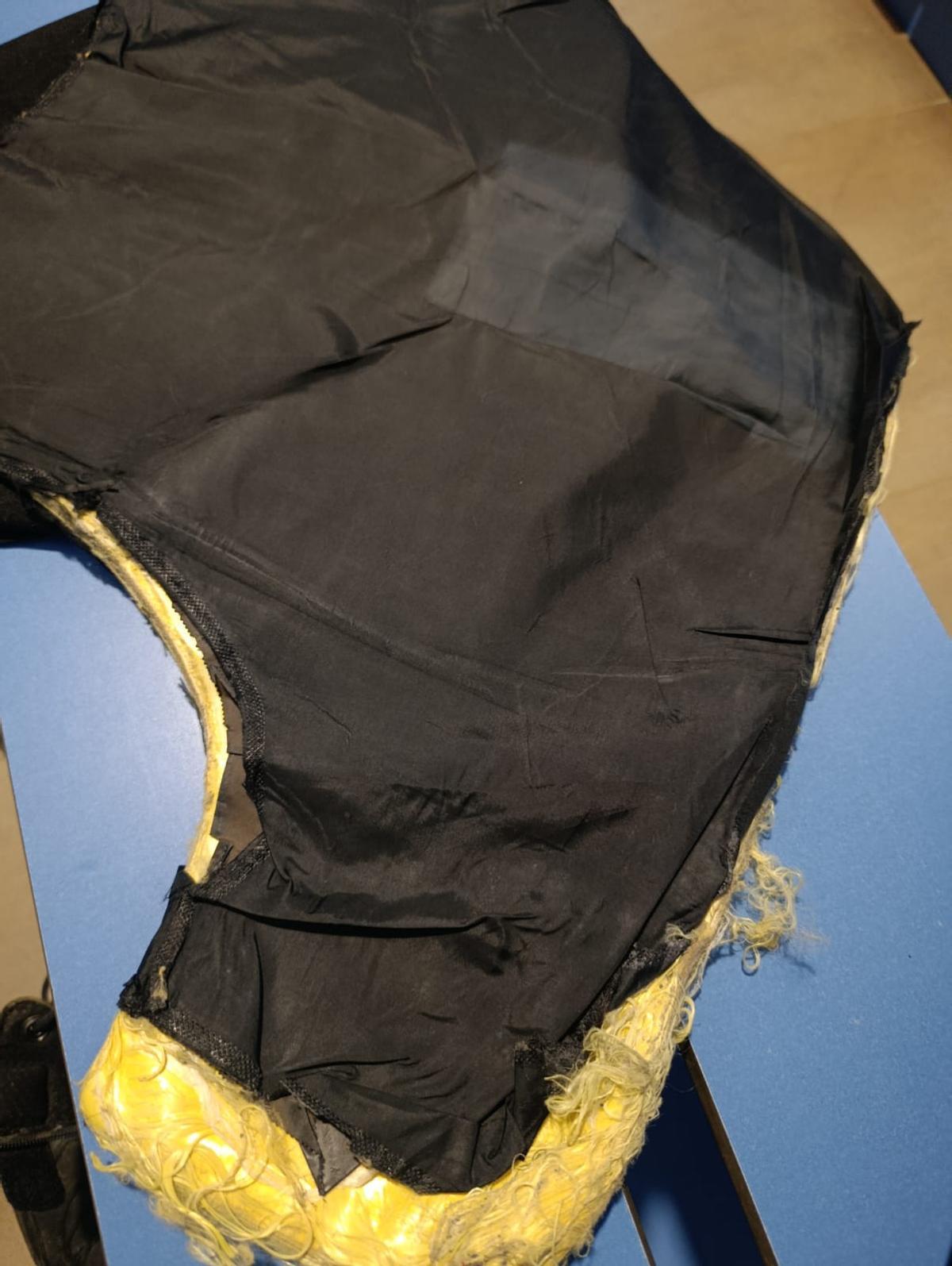 Imagen de uno de los chalecos antibalas de la Policía Local de Algemesí con el interior desgastado y remendado.