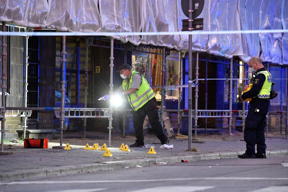 Al menos dos personas han muerto y cuatro personas más han resultado heridas por disparos en un tiroteo registrado en la noche del lunes en el centro de Malmoe.