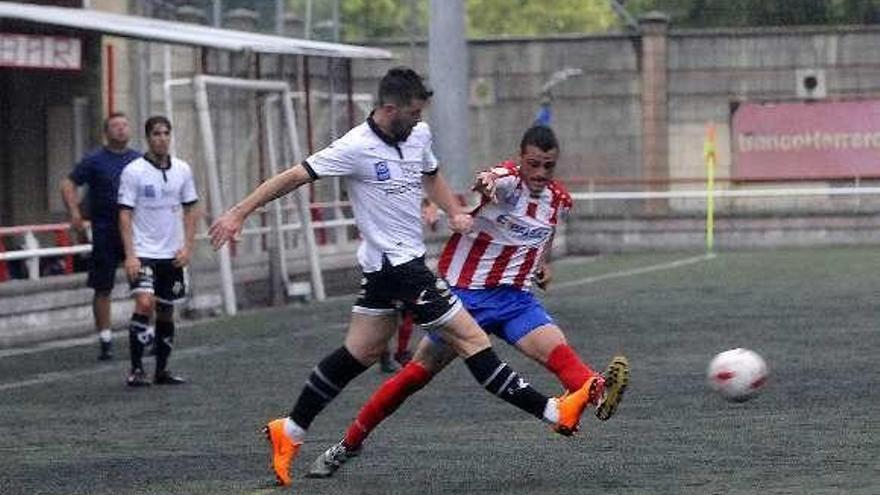 El entreguín Borja Fernández presiona a Álex Blanco.