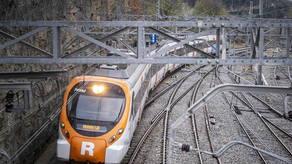 Un comboi de Renfe en les proximitats de l’estació de la capital del Bages