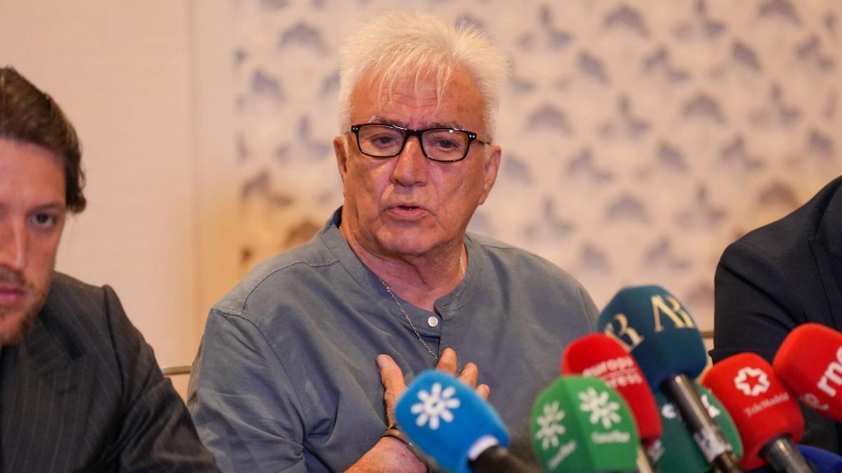 El abuelo durante la rueda de prensa.
