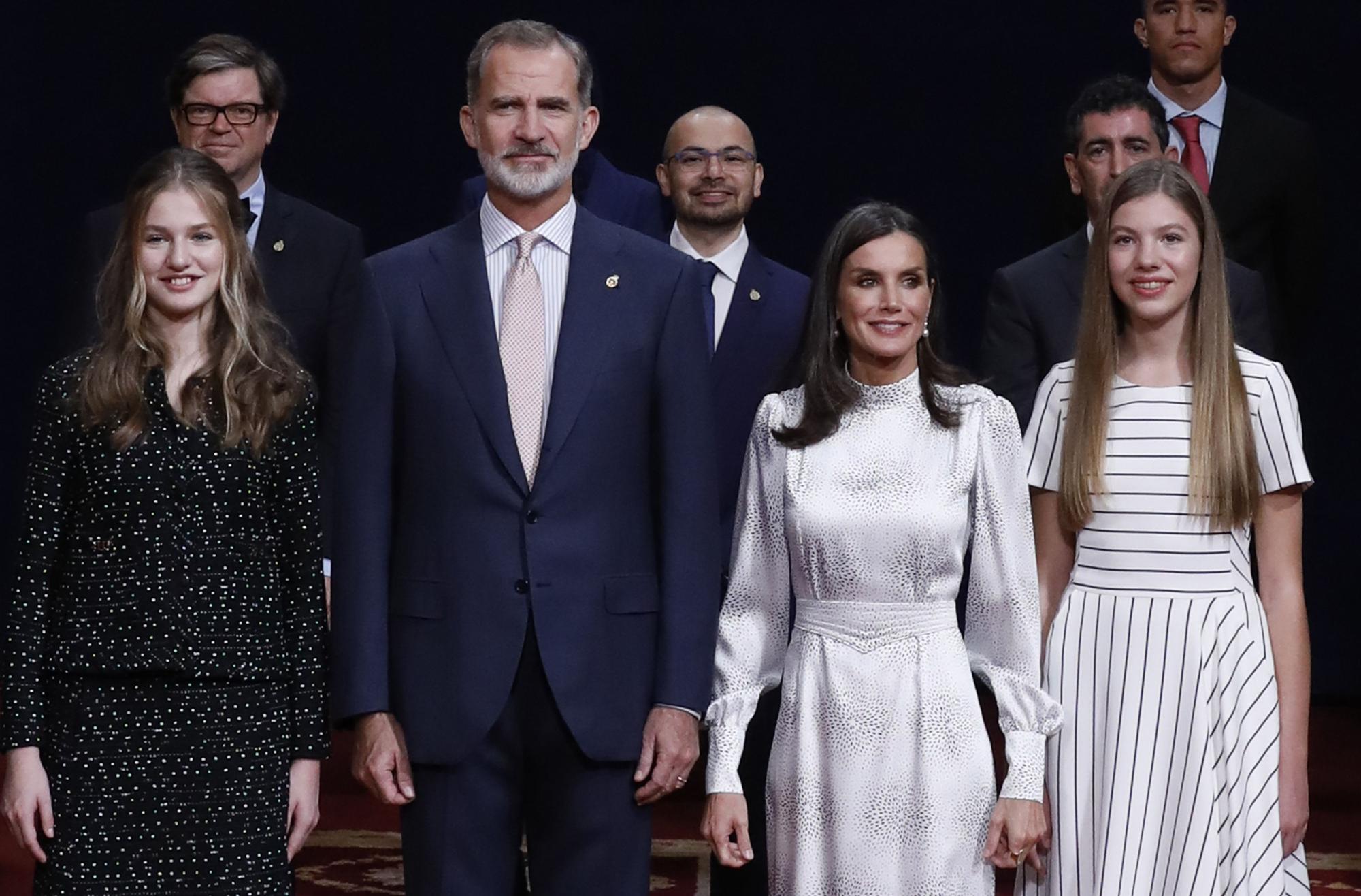 Los reyes y sus hijas en la audiencia previa a la entrega de Premios Princesa de Asturias