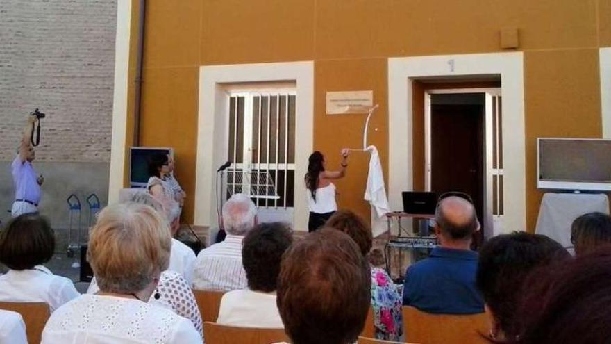 La presidenta de la asociación descubre la plaza.