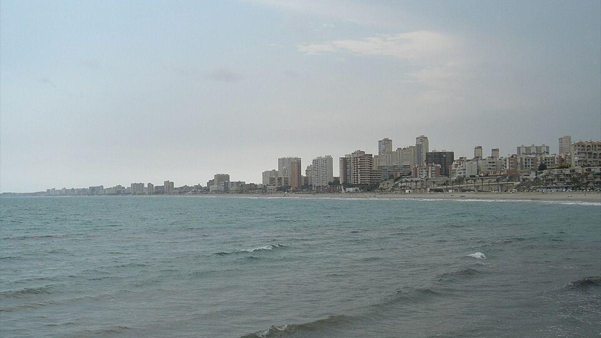 Playa San Juan, Alicante. El aumento extraordinario de la temperatura del mar aporta más humedad y energía a la atmósfera y puede intensificar episodios de lluvias torrenciales como el de Valencia de octubre de 2024.