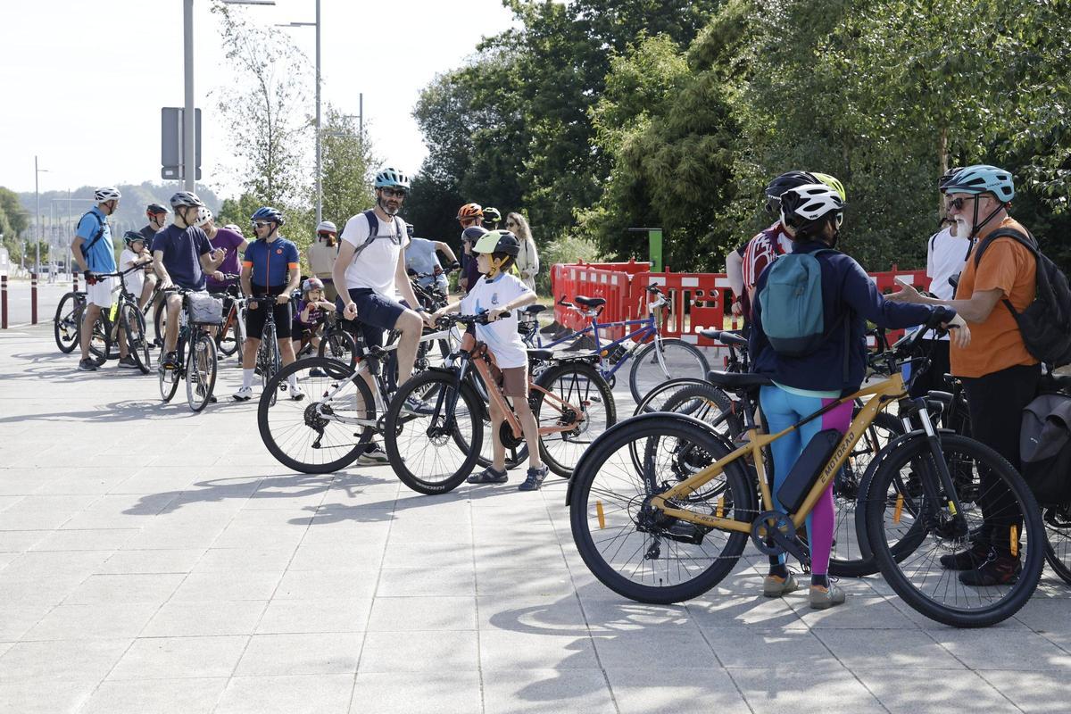 Una marcha ciclista reclama cambios en la movilidad de Santiago: "Pedimos que se pense tamén nas bicicletas e nos peóns" Una marcha ciclista reclama cambios en la movilidad de Santiago: "Pedimos que se pense tamén nas bicicletas e nos peóns"