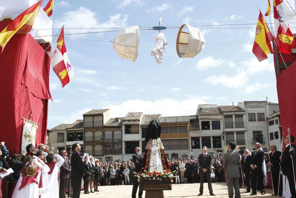 La "Bajada del Ángel" de Peñafiel es una de las tradiciones más curiosas de Semana Santa