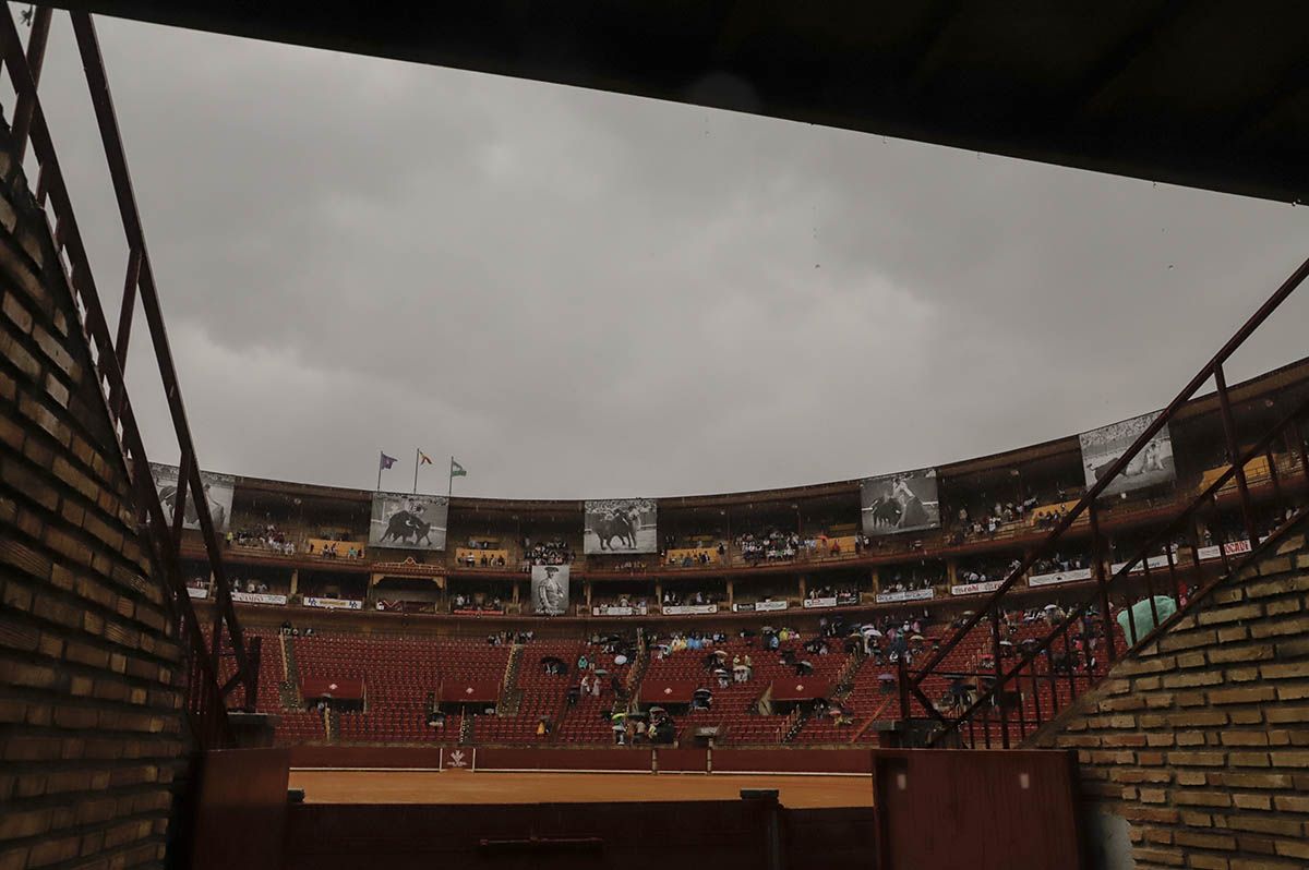 El aplazamiento de la corrida de Domingo Hernández en Córdoba, en imágenes