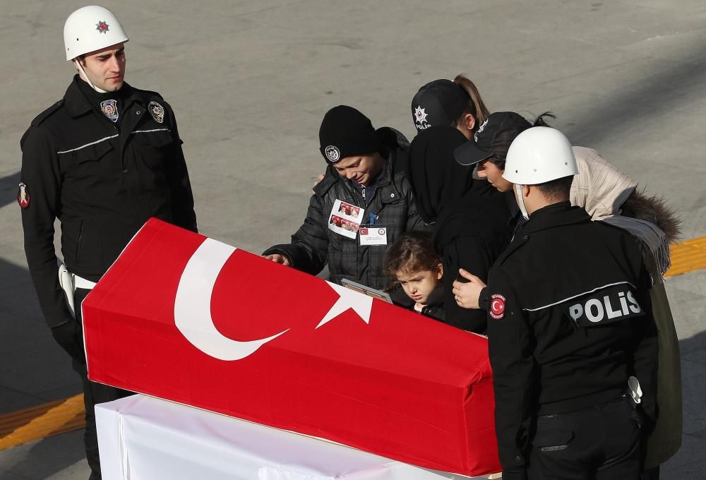 Funeral por las víctimas del atentado en Estambul