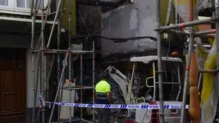 Operarios ya trabajan en la limpieza de restos del edificio demolido en la calle Barrera
